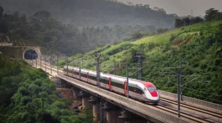 Kereta Cepat Whoosh Terhenti di Jalur Layang Kopo Akibat Benda Asing Dibawa Angin