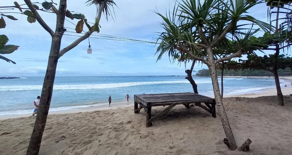 Keseruan Kuliner Tambahan di Sekitar Pantai Legon Pari