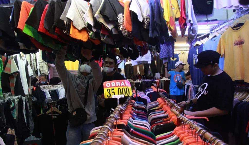 Keuntungan dan Tantangan dalam Usaha Jualan Pakaian Bekas Modal Minim