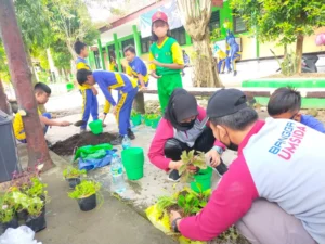 KKN RPL Unmuh Jember Gelar Edukasi Melestarikan Kebersihan Lingkungan Sekolah di Situbondo