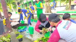KKN RPL Unmuh Jember Gelar Edukasi Melestarikan Kebersihan Lingkungan Sekolah di Situbondo