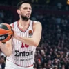 Kostas Papanikolaou Capai 800 Penampilan, Olympiacos Pertahankan Rekor Domestik Sempurna