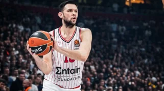 Kostas Papanikolaou Capai 800 Penampilan, Olympiacos Pertahankan Rekor Domestik Sempurna