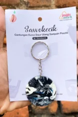 Kreatif dan Bernilai: Mahasiswa UMJ Jember Produksi Gantungan Kunci Daur Ulang di KB Griya Ananda Malang