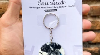 Kreatif dan Bernilai: Mahasiswa UMJ Jember Produksi Gantungan Kunci Daur Ulang di KB Griya Ananda Malang