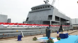 Lanal Banyuwangi Sambut KRI Teluk Kupang-519 untuk Pengamanan Arus Balik Lebaran di Ketapang‑Gilimanuk