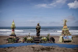 Lestarikan Tradisi Pegon, Puluhan Gerobak Hias Menghiasi Pantai Watu Ulo Jember Saat Lebaran Ketupat