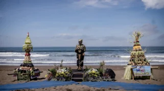 Lestarikan Tradisi Pegon, Puluhan Gerobak Hias Menghiasi Pantai Watu Ulo Jember Saat Lebaran Ketupat