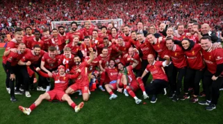 Liverpool Tundukkan Fulham 2-0 di Anfield, Memperkuat Peluang Champions League