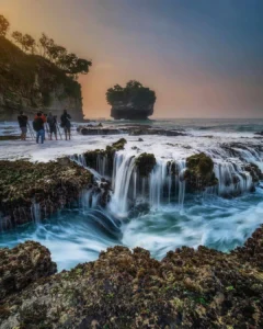 Lokasi dan Cara Mencapai Pantai Karang Bokor