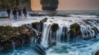 Lokasi dan Cara Mencapai Pantai Karang Bokor