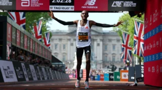 London Marathon 2026 Pecahkan Rekor Dunia, Sabastian Sawe Jadi Pria Pertama Lari di Bawah Dua Jam