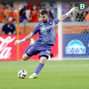 Maarten Paes Catat Clean Sheet 0-0 Lawan PEC Zwolle, Kritik Distribusi Tetap Membayangi Performanya