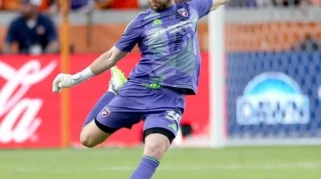 Maarten Paes Catat Clean Sheet 0-0 Lawan PEC Zwolle, Kritik Distribusi Tetap Membayangi Performanya