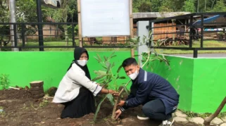 Mahasiswa KKN RPL PG PAUD Unmuh Jember Gelar Edukasi Kebersihan Lingkungan di TK PKK Cepoko Ponorogo