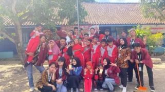 Mahasiswa KKN RPL UMJ Jember Bentuk Karakter Murid lewat Program Gemar Menabung Sejak Dini