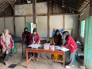 Mahasiswa KKN RPL UNMUH JEMBER Bantu Ibu Lansia dan Pra‑Lansia di Pasrujambe Jaga Kesehatan lewat Senam Pagi