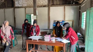 Mahasiswa KKN RPL UNMUH JEMBER Bantu Ibu Lansia dan Pra‑Lansia di Pasrujambe Jaga Kesehatan lewat Senam Pagi