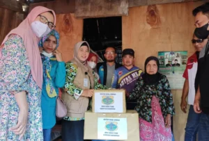 Mahasiswa KKN RPL Unmuh Jember Bantu Santunan Sembako Lansia di Desa Pujerbaru, Bondowoso