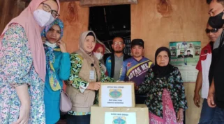 Mahasiswa KKN RPL Unmuh Jember Bantu Santunan Sembako Lansia di Desa Pujerbaru, Bondowoso