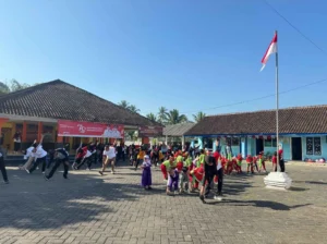 Mahasiswa KKN RPL Unmuh Jember Perkenalkan PHBS lewat Senam dan Aksi Bersih Lingkungan di Desa Patemon