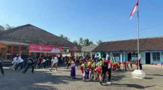 Mahasiswa KKN RPL Unmuh Jember Perkenalkan PHBS lewat Senam dan Aksi Bersih Lingkungan di Desa Patemon