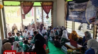 Mahasiswa KKN RPL Unmuh Jember Perkuat Literasi Anak Usia Dini di Perpusdes Tambakrejo