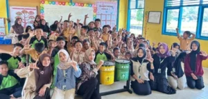 Mahasiswa KKN RPL Unmuh Jember Tanamkan Kepedulian Lingkungan Sejak Dini Melalui Pengumpulan Bank Sampah