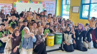 Mahasiswa KKN RPL Unmuh Jember Tanamkan Kepedulian Lingkungan Sejak Dini Melalui Pengumpulan Bank Sampah