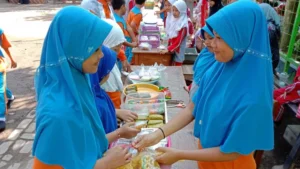 Mahasiswa KKN UM Jember Kenalkan Jajanan Tradisional Sehat untuk Anak Usia Dini
