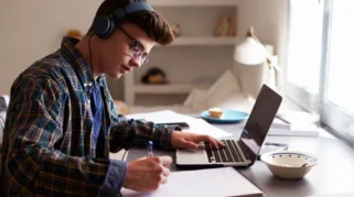 Manfaat Belajar Online Bagi Pelajar Masa Kini: Fleksibilitas Waktu dan Tempat