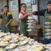 Martabak Factori Gelar Live Cooking Takjil di Masjid Abdillah Rabbani Jember