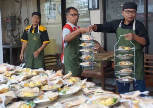 Martabak Factori Gelar Live Cooking Takjil di Masjid Abdillah Rabbani Jember