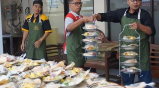 Martabak Factori Gelar Live Cooking Takjil di Masjid Abdillah Rabbani Jember