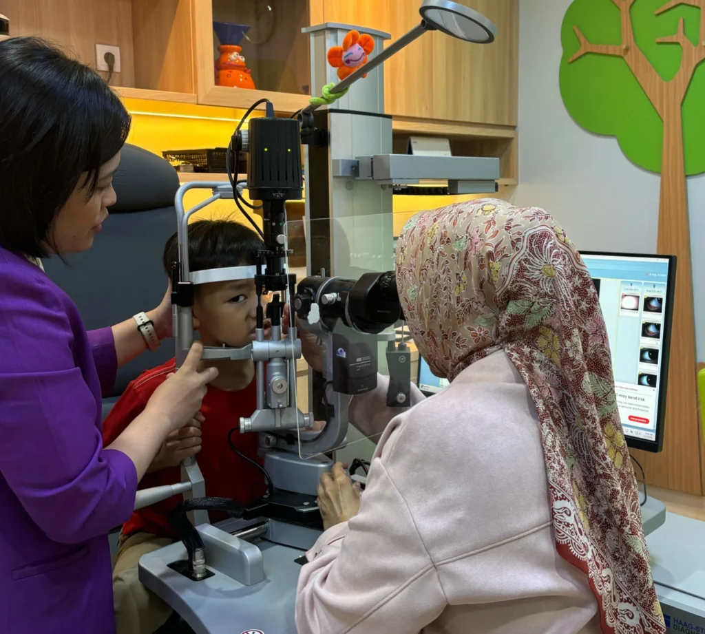 Memantau Perkembangan Penglihatan Anak di Rumah