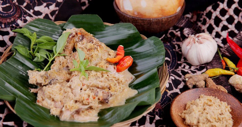 Menyiapkan Isian: Kreasi Rasa Khas Banyuwangi