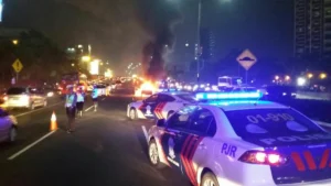 Mobil Terbakar di Tol Dalam Kota, Lalu Lintas Arah Cawang Macet Parah