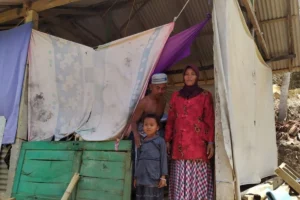 Munarwati, Janda Asal Lhok Pawoh Bertahan Hidup di Rumah Berdinding Terpal Bekas bersama Dua Anak di Abdya