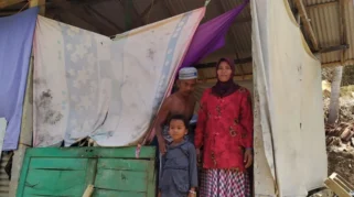 Munarwati, Janda Asal Lhok Pawoh Bertahan Hidup di Rumah Berdinding Terpal Bekas bersama Dua Anak di Abdya