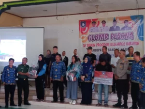 Panitia Gebyar Pesona Pantai Boom Beri Bantuan kepada Korban Dugaan Kekerasan WNA