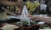 Pedagang Daging di Jakarta Tambah Biaya Kresek Rp500 Akibat Kenaikan Harga Plastik