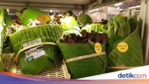 Pedagang Es Pakai Daun Pisang, Solusi Praktis Atas Lonjakan Harga Plastik