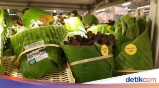 Pedagang Es Pakai Daun Pisang, Solusi Praktis Atas Lonjakan Harga Plastik