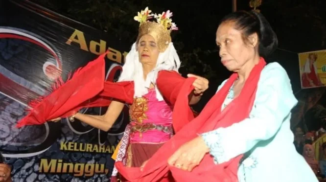 Penari Seblang Olehsari Ikuti Halal Bihalal di Kecamatan Glagah, Banyuwangi