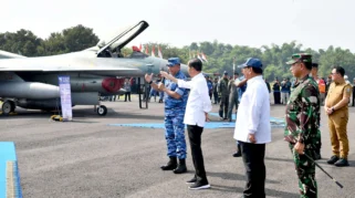 Pengawalan Udara Presiden Prabowo oleh Empat F-16 dan Dua T-50 di HUT ke-80 TNI AU