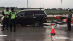 Pengemudi Diduga Microsleep, Fortuner Kecelakaan dan Terbalik di Cibubur