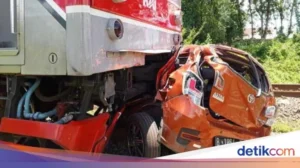 Pengemudi Toyota Innova Hilang Usai Tabrakan dengan KRL di Bogor