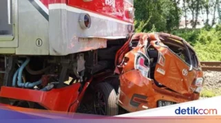 Pengemudi Toyota Innova Hilang Usai Tabrakan dengan KRL di Bogor