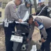 Pengendara Motor Gigit Knalpot Saat Razia Polisi Cianjur Karena Kebisingan