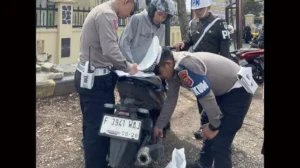 Pengendara Motor Gigit Knalpot Saat Razia Polisi Cianjur Karena Kebisingan